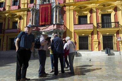 La fortaleza del dólar beneficia las llegadas desde Estados Unidos, ya que abarata los viajes comprados desde allí. En la imagen, varios turistas en Málaga.