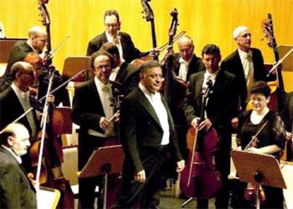 Zubin Mehta saluda al público en el Palacio de Festivales de Santander.