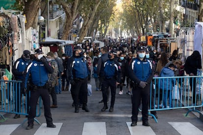 La Policía ha controlado el flujo de visitantes al Rastro, que ha visto drásticamente reducido su aforo, con respecto a un domingo prepandémico. Los puestos se han colocado solo en las plazas de Vara del Rey, del Campillo del Mundo Nuevo y de Cascorro, además de en la Ribera de Curtidores. Las calles intermedias estaban abiertas únicamente para el tránsito de personas.