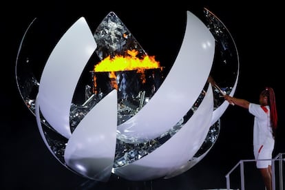 La tenista japonesa Naomi Osaka enciende el pebetero olímpico durante la ceremonia inaugural de los Juegos, este viernes en el Estadio Olímpico.