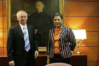 Joseba Azkarraga y Mercedes Gallizo, ayer ante un retrato de Concepción Arenal en la sede de Prisiones.