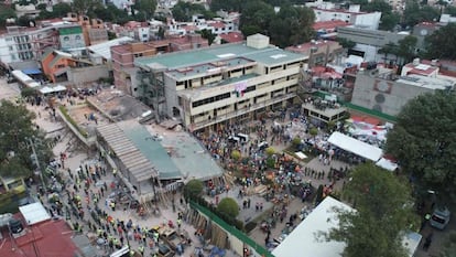 Una fotografía aérea muestra los trabajos de rescate un día después del terremoto de 2017.