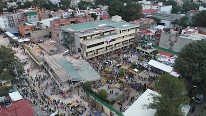 Una fotografía aérea muestra los trabajos de rescate un día después del terremoto de 2017.