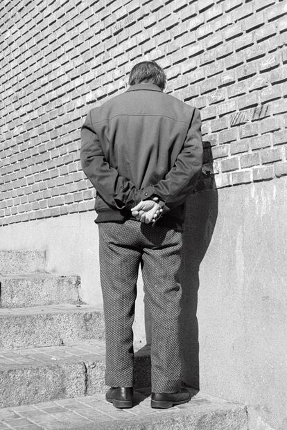 Un hombre toma el sol en el barrio de La Elipa. Madrid, 12.01.1992.