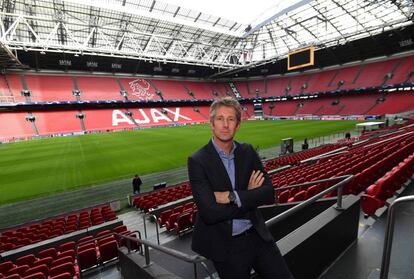 Van der Sar posa en las gradas del Johan Cruyff Arena de Amsterdam.