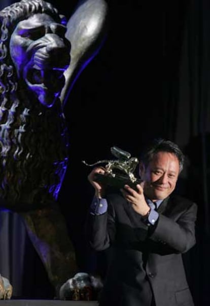 El director Ang Lee alza su León de Oro ayer en Venecia.
