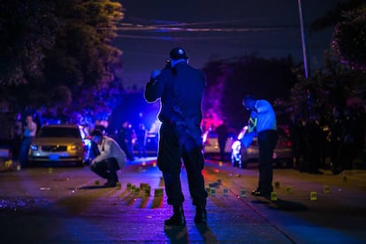 Un policía vigila la escena de un crimen en Sinaloa.