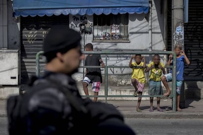 Criança reproduz as siglas do CV, na Cidade de Deus, no Rio.