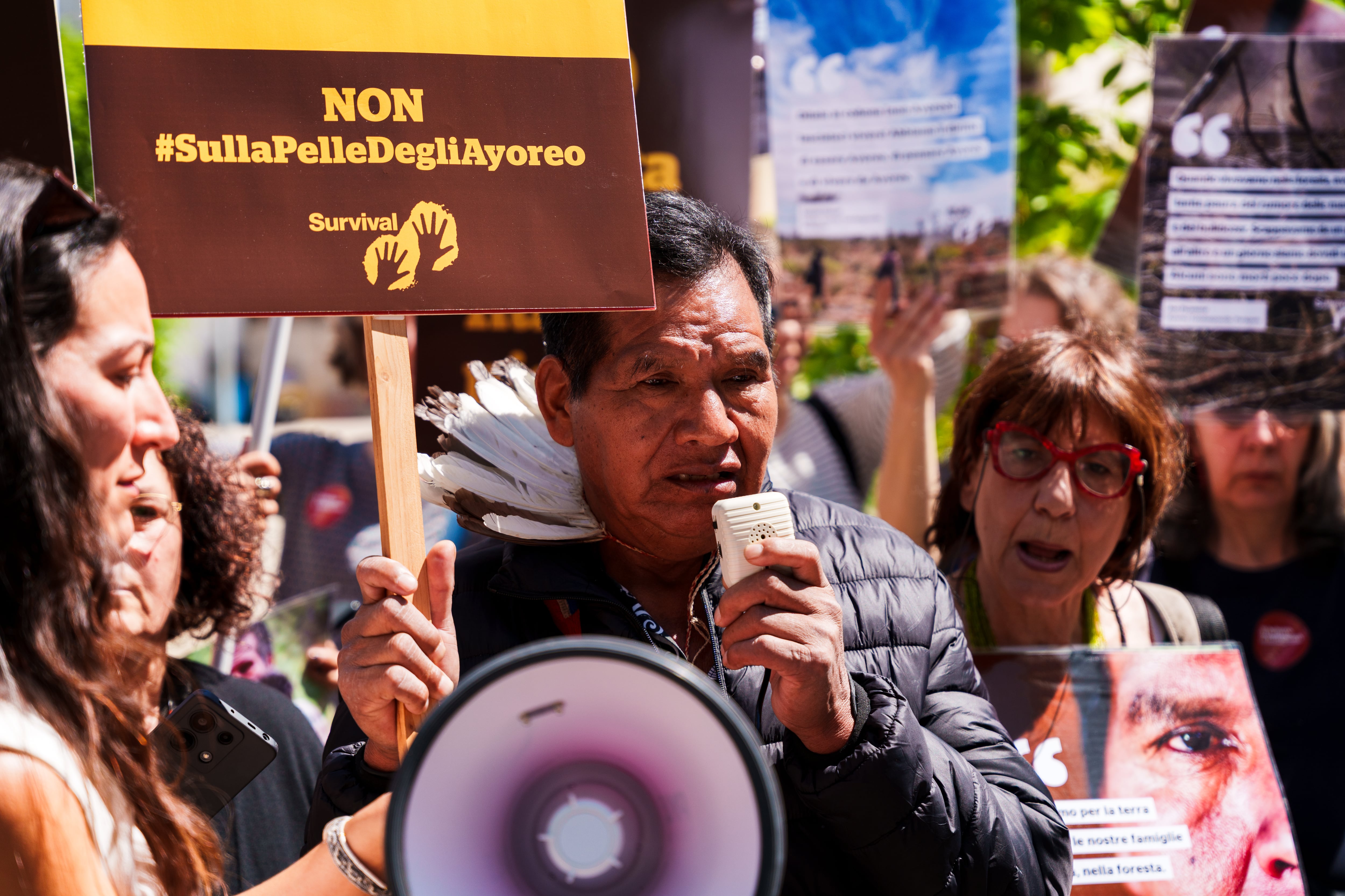 El viaje de un pueblo indígena a Roma desata la furia de la industria del cuero