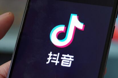 Es, sin duda, una de las appas de moda. Puede que TikTok no tenga tantas opciones como otros editories de vídeo gratis para móviles, pero cumple su función para editar creaciones cortas y con multitud de efectos, convirtiéndola en una opción ideal para subir vídeos divertidos a las redes sociales, sin tener que pasarnos las horas montándolos. 