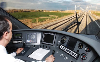 Un maquinista a los mandos de un tren de Renfe. 