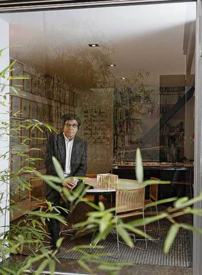 El arquitecto Carlos Ferrater, en su estudio de Barcelona.