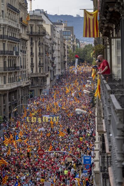 La marcha por la Diada avanza por la calle barcelonesa de Via Laietana. La celebración ha comenzado en la madrugada, con varios actos de carácter más simbólico, como la ofrenda floral a Rafael Casanova, donde fue posible palpar las distintas sensibilidades de los partidos políticos hacia la mesa de diálogo entre Gobiernos sobre el conflicto político, que se ha de reunir la próxima semana.