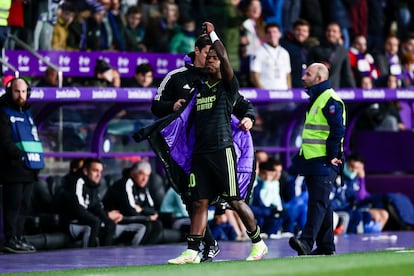 Vinicius se marcha al banquillo durante el partido entre el Real Madrid y el Valladolid este viernes.