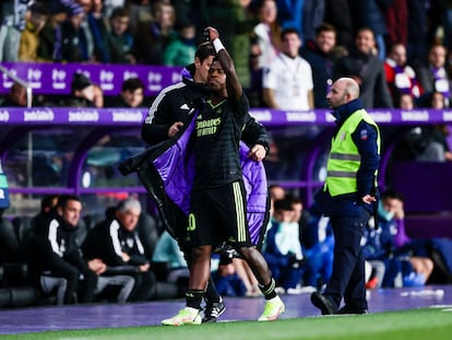 Vinicius se marcha al banquillo durante el partido entre el Real Madrid y el Valladolid este viernes.