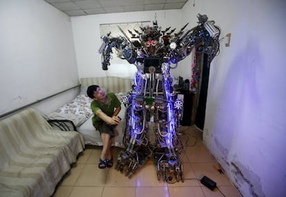 El inventor chino Tao Xiangli controla su robot casero con un mando remoto en su casa de Pekín.