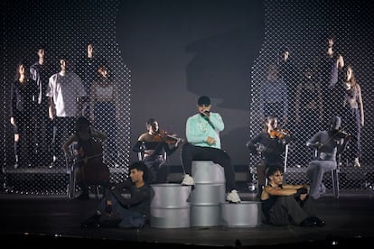 Los conciertos de Dellafuente estos días en Granada ofrecen, además de su música, un gran despliegue escénico.