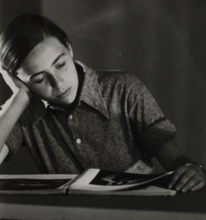 Kati Horna, in the studio of József Pécsi in Budapest, in a portrait attributed to Robert Capa.