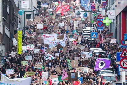 Los estudiantes marchan durante el séptimo jueves consecutivo de protestas estudiantiles contra el cambio climático, en Bruselas (Bélgica).