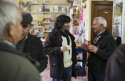 Tras la misa por Santa Lucía en Grisuela, el cura va al bar del pueblo. El conocimiento de los problemas de sus parroquianos es una tarea tan importante para Nieto como la litúrgica.