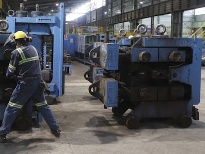 El PMI manufacturero de España marca mínimos de más de un año por la guerra y el paro del transporte