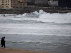 A CORUÑA, 02/10/2020.- Un hombre pasea por la playa del Orzán en A Coruña, este viernes. La Xunta ha activado para hoy viernes la alerta naranja por temporal costero en las provincias de A Coruña y Lugo, donde se esperan olas de seis metros, mientras que Protección Civil ha alertado de fuertes vientos de hasta 100 kilómetros por hora como consecuencia del paso de la borrasca "Alex" EFE/ Cabalar