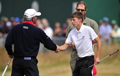 Fred Couples, de 53 años, y el amateur inglés Matthew Fitzpatrick, de 20, se saludan al final de la cuarta ronda.