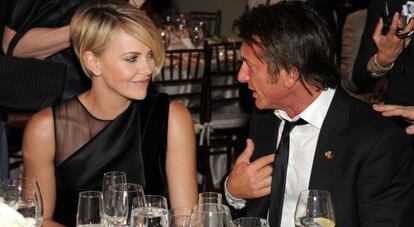 Sean Penn y Charlize Theron, en su primera foto como pareja, en enero de 2014.