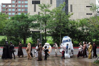 Un grupo de seguidores de Star Wars participa este miércoles en un encuentro en la ciudad de Taipéi (Taiwán) para celebrar el Día Mundial de Star Wars.