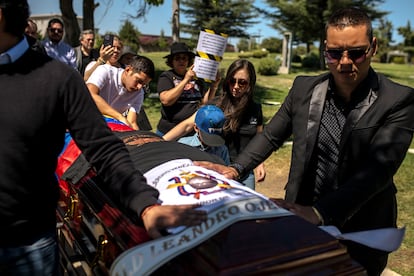 Familiares del exmilitar venezolano Ronald Ojeda Moreno lo despiden en el funeral en el sector poniente de Santiago de Chile