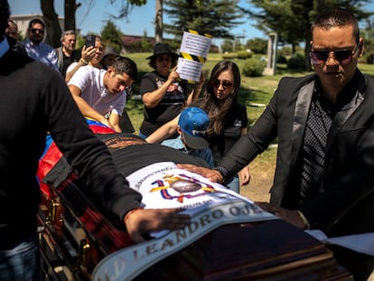 Familiares del exmilitar venezolano Ronald Ojeda Moreno lo despiden en el funeral en el sector poniente de Santiago de Chile, el viernes 8 de marzo de 2024.