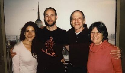 Chesa Boudin (en el centro) con su prometida Valerie Block, y sus padres, David Gilbert y Katherine Boudin, en la prisión de Alden, Nueva York.