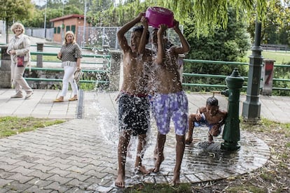 Un grupo de chicos se refresca ante una fuente durante una de las jornadas de convivencia. El primer año de acogida quedan fascinados con objetos cotidianos, como le ocurrió a Brahim: “Nunca había visto una escalera, un electrodoméstico, un váter, un interruptor o una cama. Fue un choque cultural tremendo”.