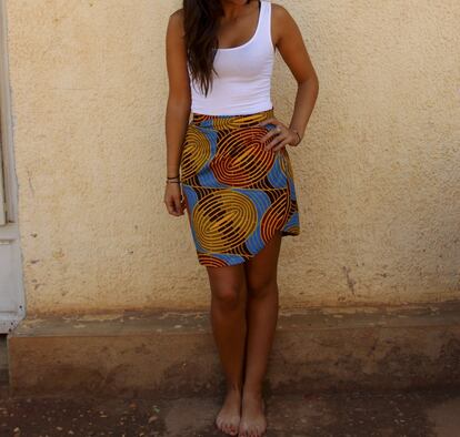 Otro modelo, esta vez una minifalda, hecha con una tela típica ruandesa.