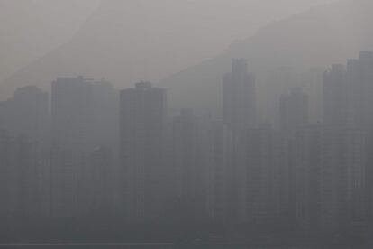 Edificios residenciales y comerciales se dejan ver entre una gran contaminación en Hong Kong (China).