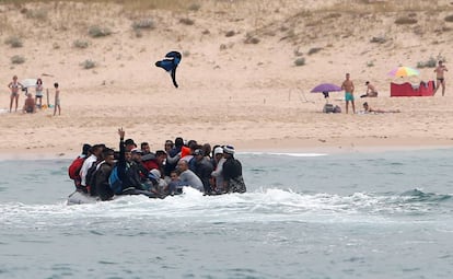 Migrantes marroquíes, momentos antes de desembarcan en la Playa del Cañuelo en Tarifa tras haber cruzado el Estrecho de Gibraltar, el 27 de julio.