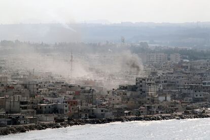 Columnas de humo se alzan desde el barrio de Al Raml, al sur de Latakia.