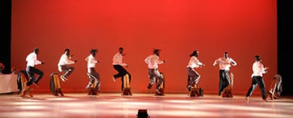 Escena de <i>Waxtaan,</i> el espectáculo que la coreógrafa Germaine Acogny presenta en el teatro Albéniz, dentro del festival Madrid en Danza.