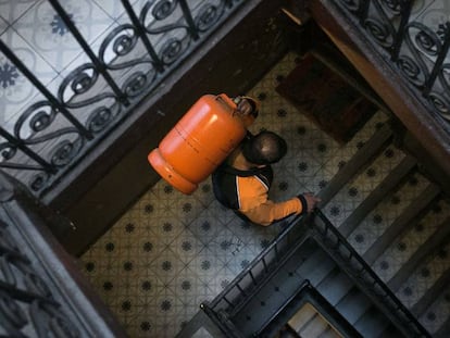 Un repartidor de bombonas de butano, en Barcelona.