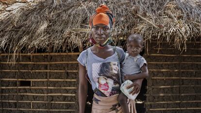 Joaneta Armando, de 23 años, con uno de sus dos hijos el 17 de agosto en Quaia (Cabo Delgado).