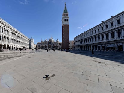 La plaza de San Marcos, en Venecia, casi vacía este domingo.