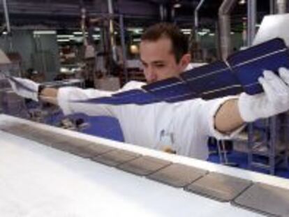 Un trabajador de Isofot&oacute;n revisa placas solares