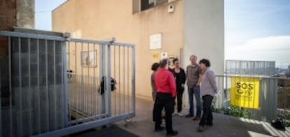 Padres en el colegio de Turó del Cargol que se negaron a que sus hijos hicieran el examen protestan por los recortes.