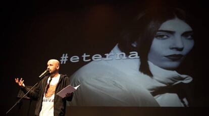 El poeta Pablo Cortina en el homenaje a la rapera Gata Cattana en la Sala Mirador en Madrid.