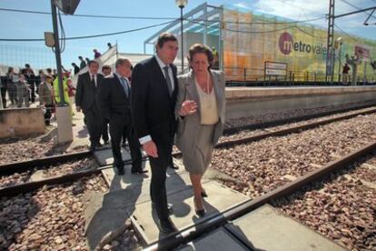 La alcaldesa de Valencia, Rita Barberá, y el consejero de Infraestructuras, Mario Flores, en la visita a las obras del túnel del metro en Benimàmet.