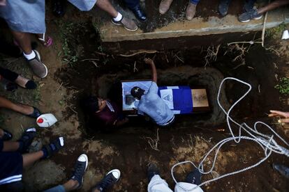 Familiares y amigos de Bismark Martínez lo entierran en el cementerio de San Carlos en Masaya (Nicaragua). Bismark Martínez, de 48 años, una víctima más de la crisis sociopolítica que vive el país desde abril, y que ha dejado al menos 300 muertos. 