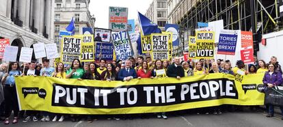 Com o lema "Put it to the people" (Submeta as pessoas, em tradução livre), a marcha icomeçou na rua Park Lane e segue até a praça do Parlamento. Na imagem, o início da manifestação pelo centro de Londres.