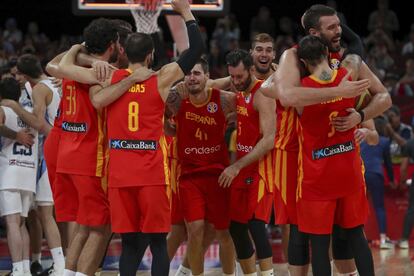 Los jugadores de la selección celebran el triunfo tras el partido.