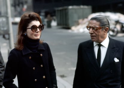 El (casi) divorcio. El matrimonio entre Jackie y Onassis pronto se deterioró. Su relación estaba más cerca de un acuerdo amistoso que de un romance y Onassis no pudo superar la muerte de su hijo Alexander. De 23 años, en un accidente de aviación, lo que sumió al magnate en una profunda depresión. Según publicó la revista 'Time', citando fuentes cercanas a la pareja, pasaban largas noches en silencio y Onasiss llegó a culpar a Jackie por lo ocurrido mencionando la “maldición de los Kennedy”. A pesar de estos problemas, nunca se llegó a concretar un divorcio, ya que Onassis falleció en marzo de 1975. 