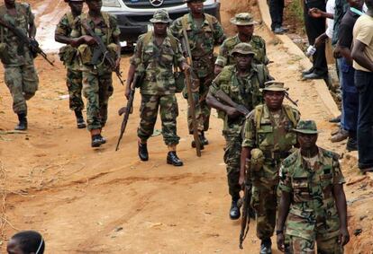 Efectivos del ej&eacute;rcito nigeriano patrullando en Lagos. 